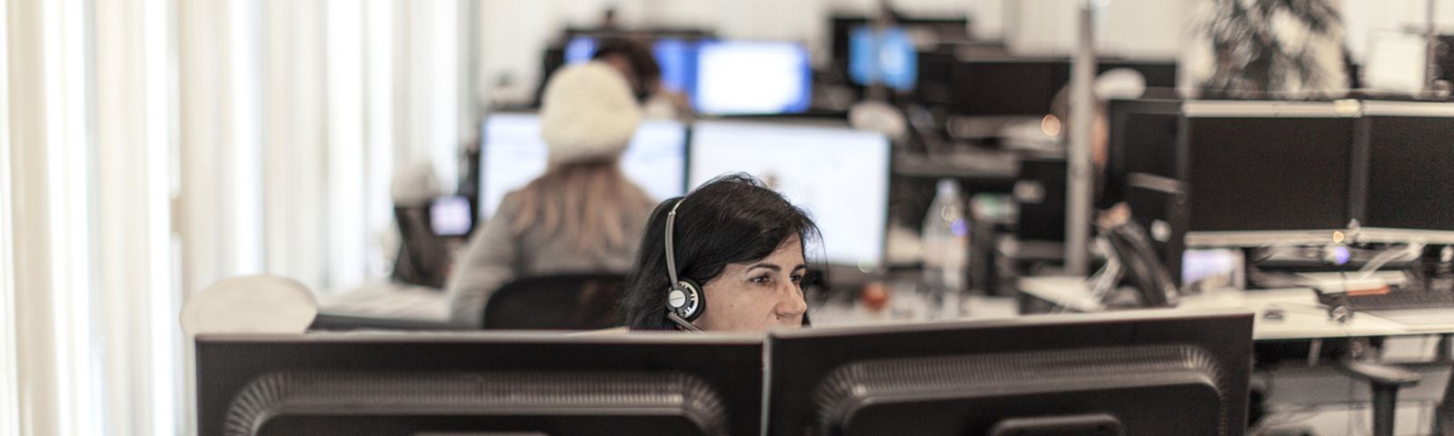 Frau bei der Arbeit in einem Büro