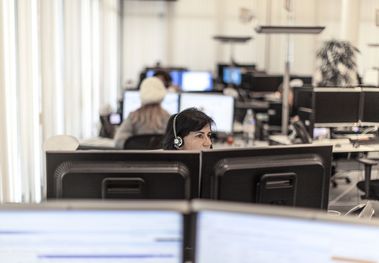 Frau bei der Arbeit in einem Büro