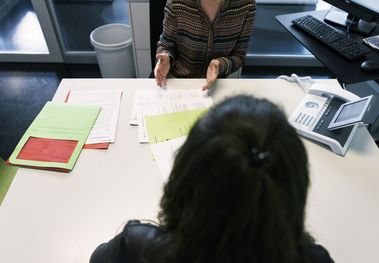 Person erhält Formulare