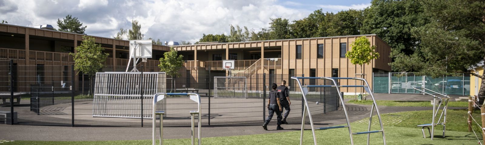 Sicherheitspersonal vor dem GebÀude eines Bundesasylzentrums