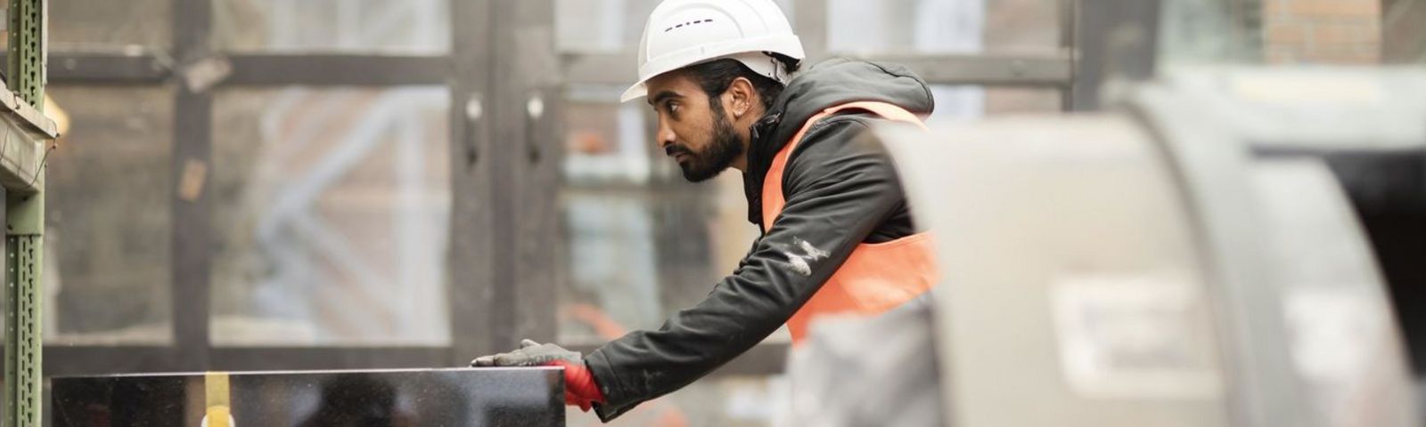 Geflüchteter Mann arbeitet als Bauarbeiter