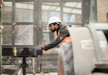 Geflüchteter Mann arbeitet als Bauarbeiter
