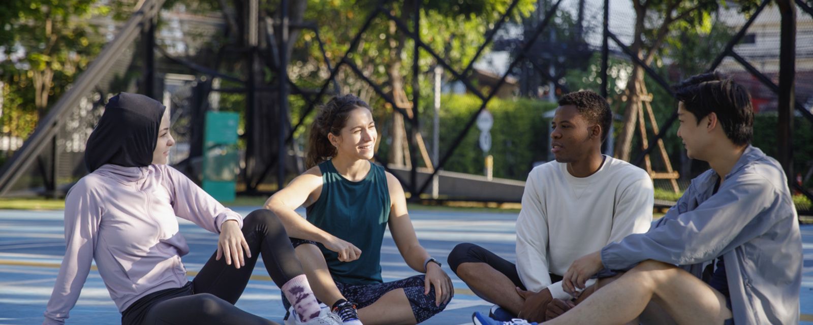 Menschen sitzen auf Sportplatz