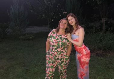 L'image montre une mère et sa fille ukrainiennes dans un jardin
