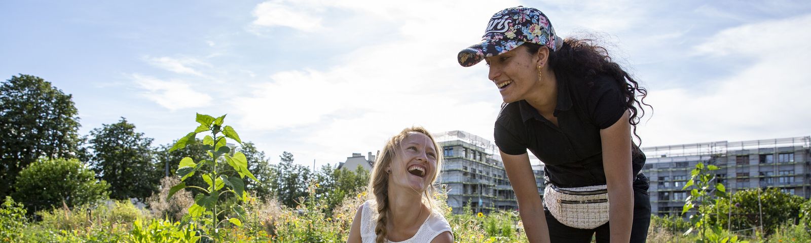 Zwei Frauen arbeiten gemeinsam im Garten